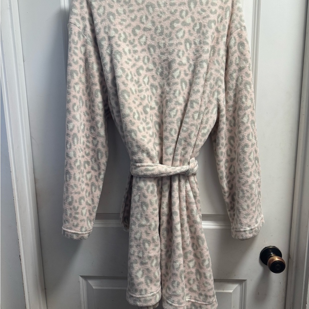 Cozy Pink Leopard Print Robe - Picture 5 of 6